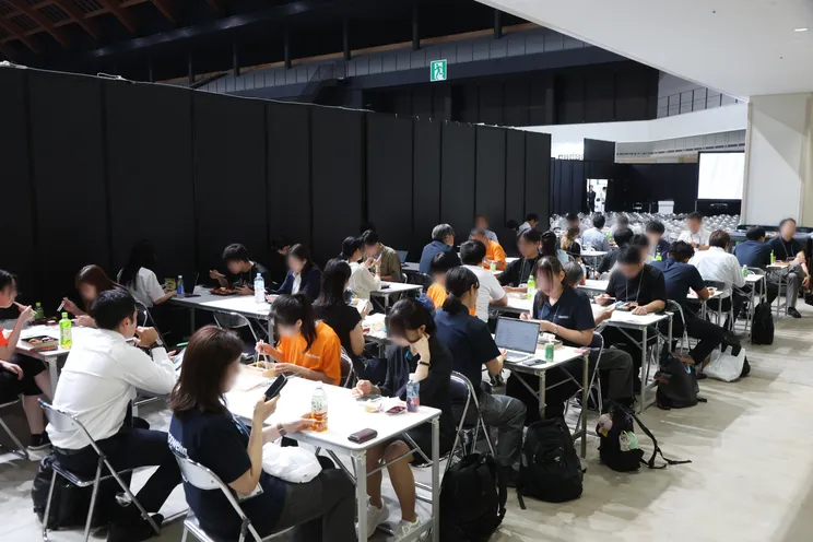 会場内でランチ休憩